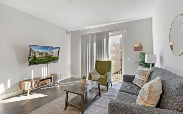 photo 3 of Luxurious 1BR Apt in Oakbrook