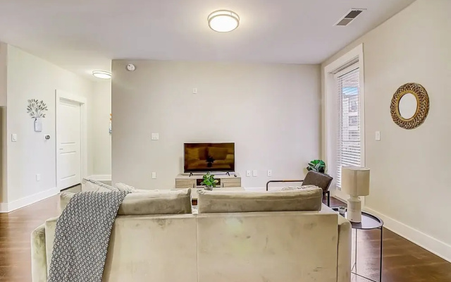 photo 5 of Luxurious 1BR Dilworth Apt on Greenway