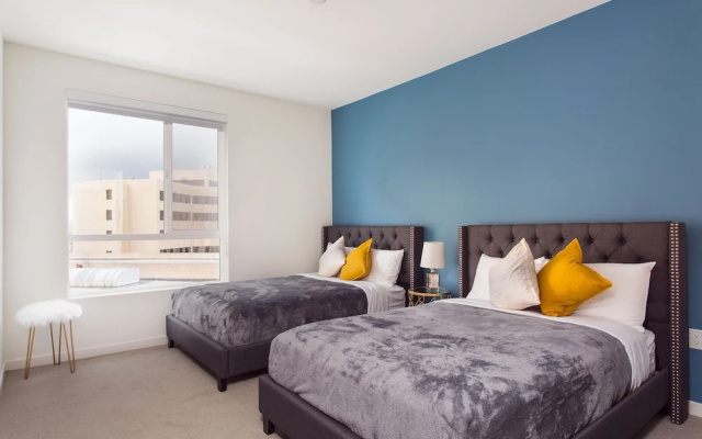 photo 3 of Luxurious 2BD & Den Hollywood Apartment