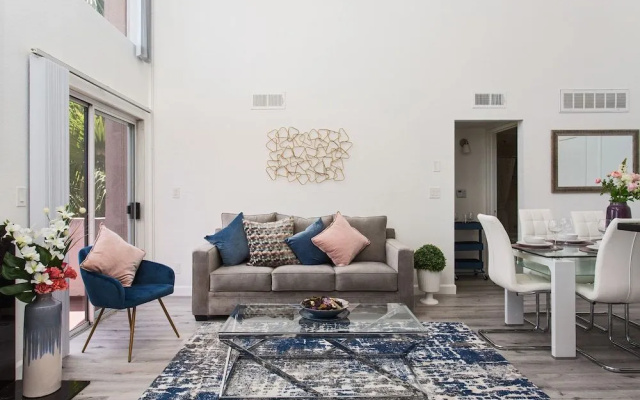 photo 4 of Luxurious 2BD & Den Hollywood Apartment