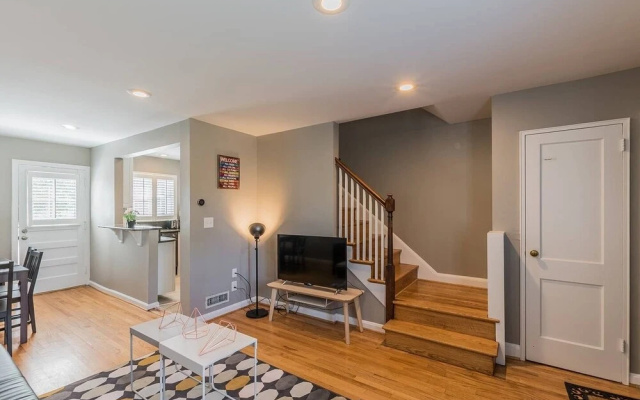 photo 2 of Luxurious 3br 2ba Townhouse with cozy backyard