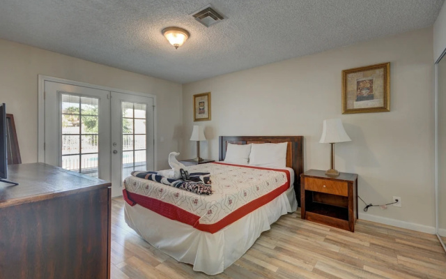 photo 2 of Luxurious 4BR House with Large Pool Near Strip