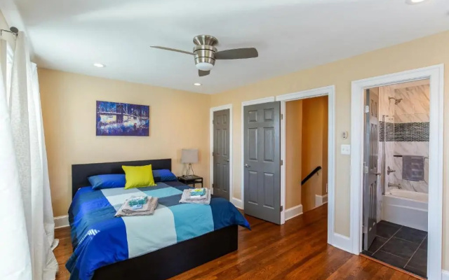 photo 3 of Luxurious DC Townhome ideal for Large Families plus Free Parking