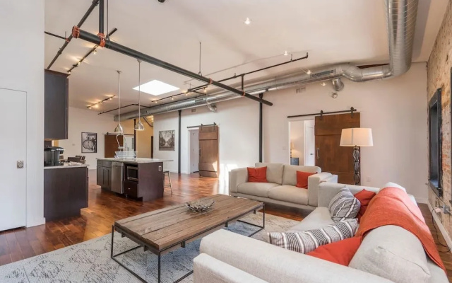 photo 4 of Luxurious Million-dollar Condo w/ Perfect Location