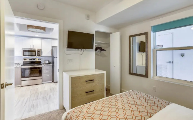 photo 3 of Luxurious/brand New Oceana/pools/hottubs/ W203 Great Location!