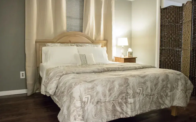 photo 2 of Luxury 2 Bed Condo Near Downtown
