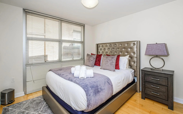 photo 2 of Luxury 2BR + 100 Walkscore | Theatre District | Evonify