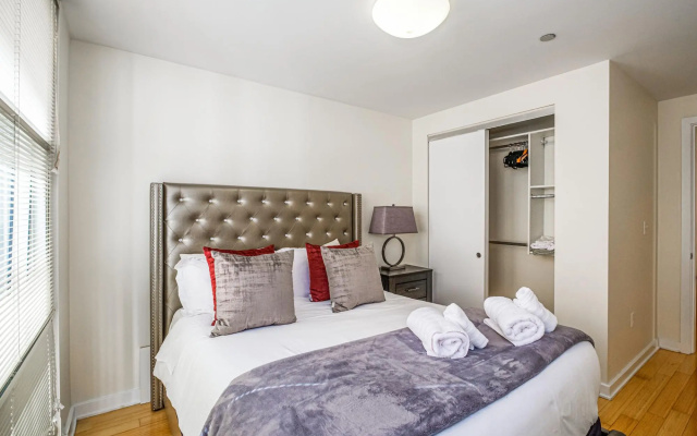 photo 3 of Luxury 2BR + 100 Walkscore | Theatre District | Evonify