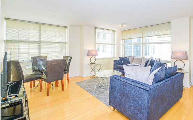 photo 4 of Luxury 2BR + 100 Walkscore | Theatre District | Evonify