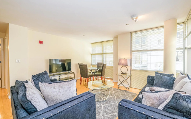 photo 5 of Luxury 2BR + 100 Walkscore | Theatre District | Evonify
