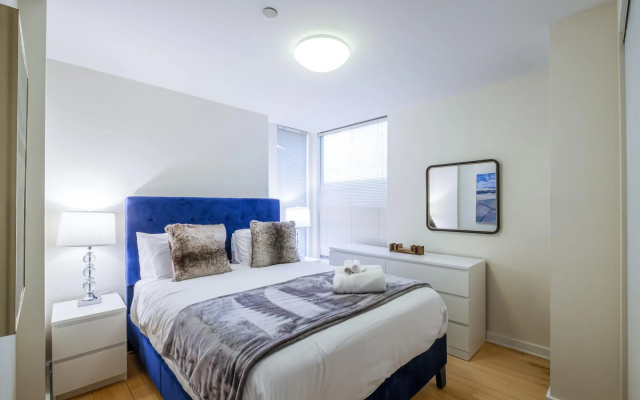 photo 2 of Luxury 2BR + 100 Walkscore | Theatre District | Evonify