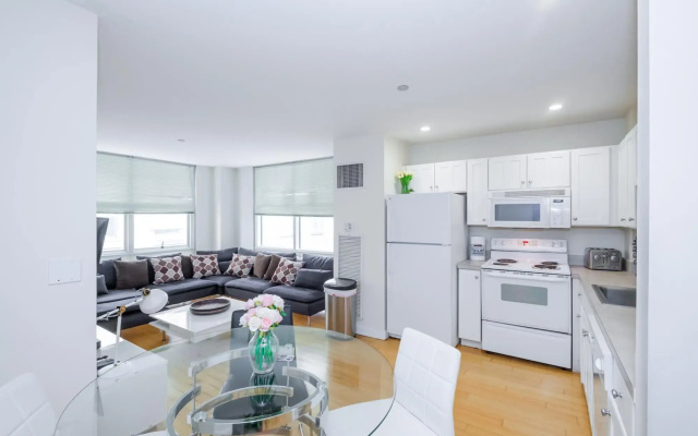 photo 3 of Luxury 2BR + 100 Walkscore | Theatre District | Evonify