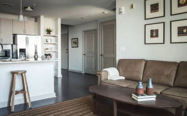 photo 2 of Luxury 2BR Apt In Uptown City View