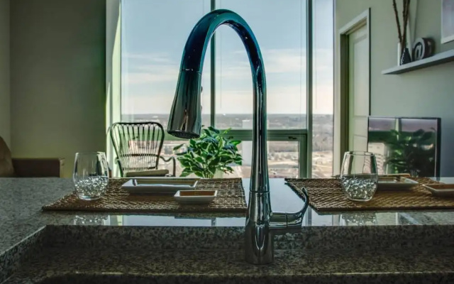 photo 3 of Luxury 2BR Apt In Uptown City View