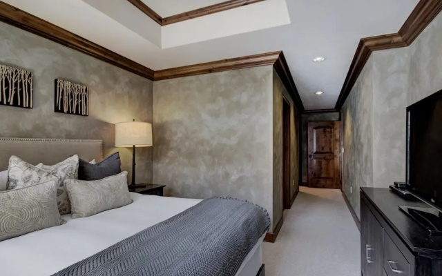 photo 2 of Luxury 2BR+Den Ritz-Carlton Residence by RedAwning - Save 20% on 7+ Nights!