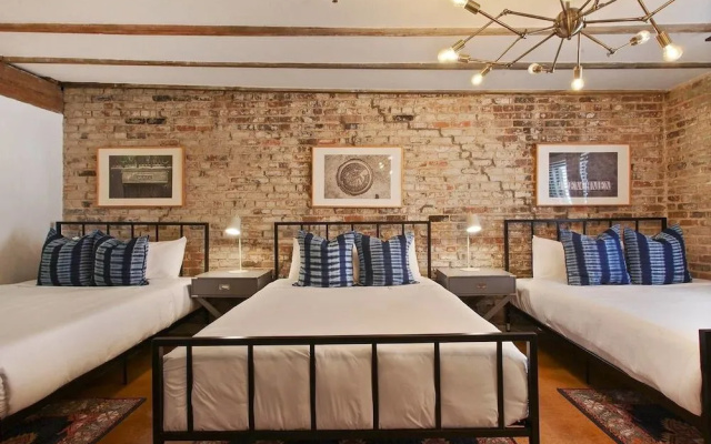 photo 3 of Luxury 2br/2ba Rooftop Apt in CBD by Domio