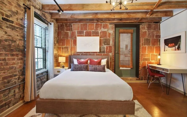 photo 4 of Luxury 2br/2ba Rooftop Apt in CBD by Domio