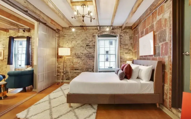 photo 5 of Luxury 2br/2ba Rooftop Apt in CBD by Domio