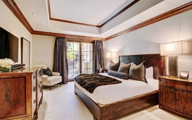 photo 3 of Luxe 2BR+Den Ritz-Carlton Residence Quiet Location by RedAwning - Save 20% on 7+ Nights!