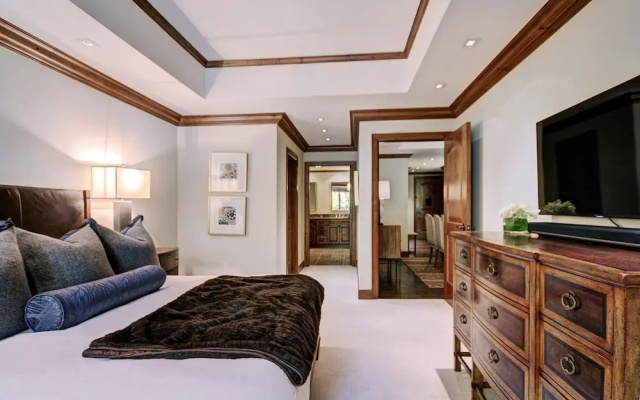 photo 4 of Luxe 2BR+Den Ritz-Carlton Residence Quiet Location by RedAwning - Save 20% on 7+ Nights!