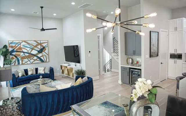 photo 2 of Luxury 3BD Rooftop Home in Dwtwn HTX.