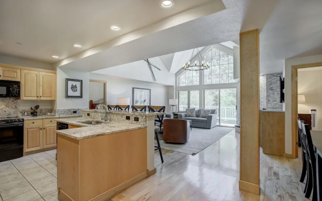 photo 5 of Luxury 4 bedroom Premier Residence at St James Place 4 Condo by RedAwning
