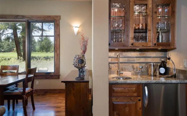 photo 4 of Luxury 4bd Residence on Old Greenwood Golf Course. Free Grocery Delivery!
