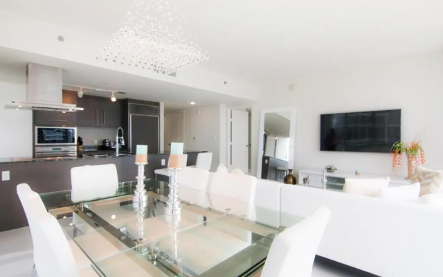 photo 2 of Luxury 5-star Condo @37th floor in Icon Brickell 2b/2b