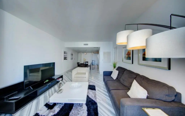 photo 2 of Luxury 5-Star Condo @47th Floor in Icon Brickell !