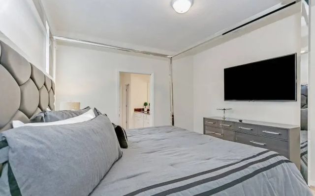 photo 5 of Luxury and Style! BIG Pool Area and Game Room in Solterra 6br/4.5 Bath #7st564