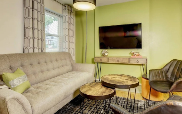 photo 4 of Luxury Denver Apts 8 BDs 4 BAs Great Location!