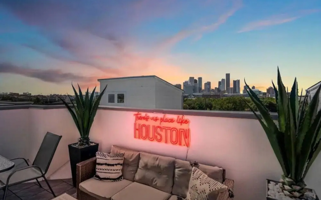 photo 2 of Luxury Downtown Getaway With Breathtaking Views