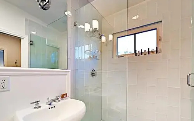 photo 5 of Luxury Florida Barton - 4 Br home by RedAwning