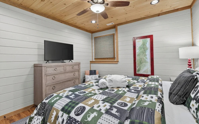 photo 2 of Luxury Mineral Bluff Cabin With Deck & Hot Tub!