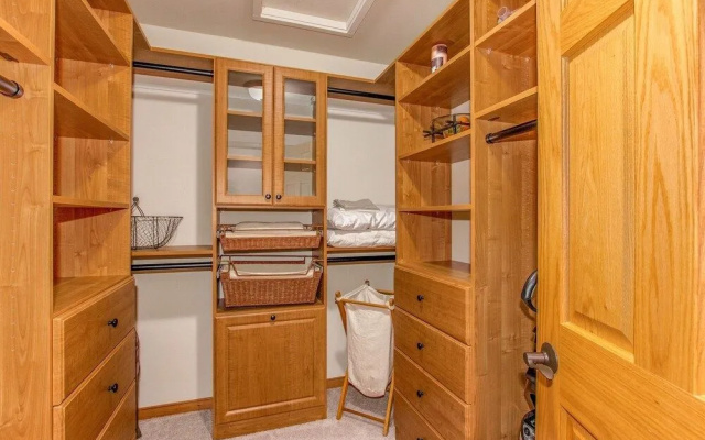 photo 5 of Luxury Rocky Mountain River Retreat - 3 Br Townhouse