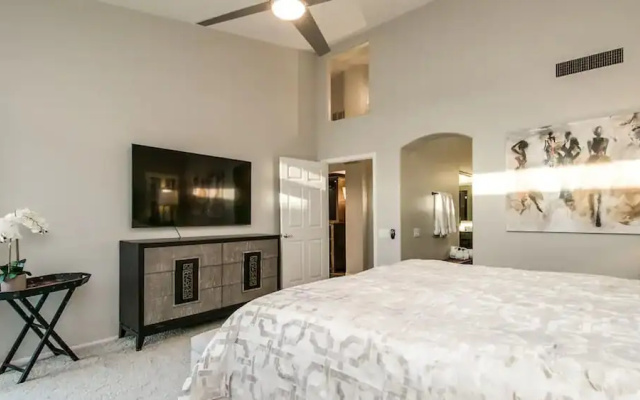 photo 4 of Luxury Scottsdale 5 Bdrm W/pool and Hot Tub!