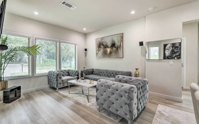 photo 2 of Luxury Smart Home 1 Mi to Mercedes-benz Stadium!