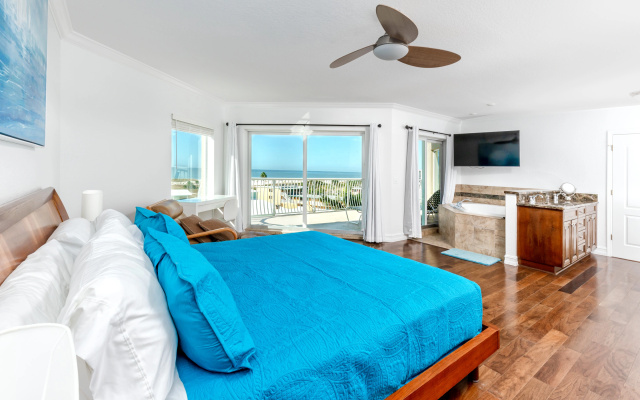 photo 2 of Luxury Spacious Penthouse Beach View Treasure Island Pool HotTub