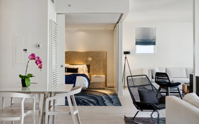 photo 4 of Luxury Suite W Pool/gym In The W Residences 2 Bedroom Condo by RedAwning