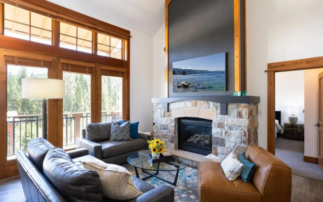 photo 4 of Luxury Top Floor Residence in the Village at Northstar - Catamount 403