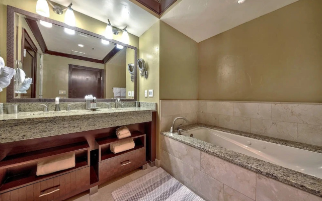 photo 2 of Luxury With Ritz Amenities At Constellation 3 Bedroom Condo by Redawning
