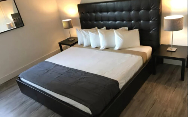 photo 2 of LYX Suites at Bayshore Grove in Coconut Grove