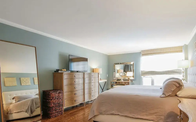 photo 2 of Mag Mile Lakeview Condos