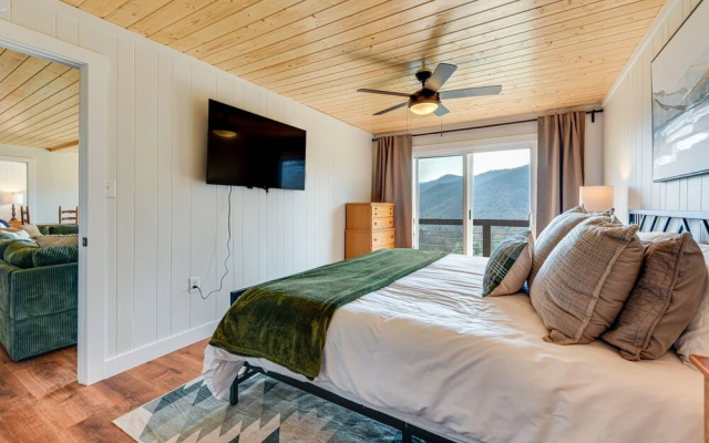 photo 3 of Maggie Valley Gem w/ Blue Ridge Mtn View + Hot Tub