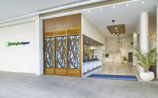 photo 2 of Holiday Inn Express Waikiki