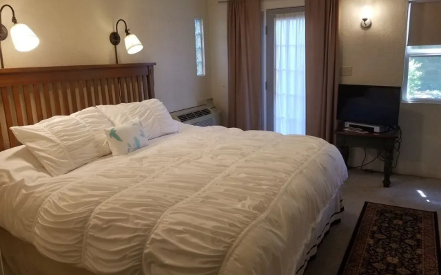 photo 4 of The Manor Motel