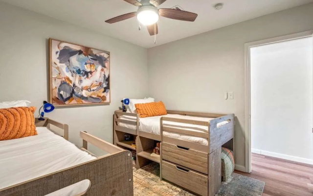 photo 4 of 5BR Sleeps 10 Hot Tub Fire Pit Games & Walk to ASU