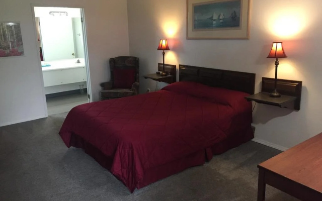 photo 3 of Mariner's Cove Inn