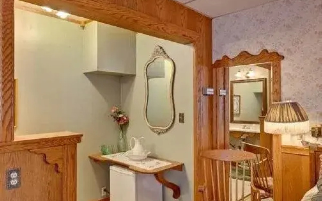 photo 2 of Mariposa Hotel Inn