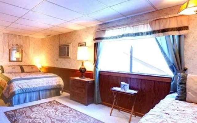 photo 3 of Mariposa Hotel Inn